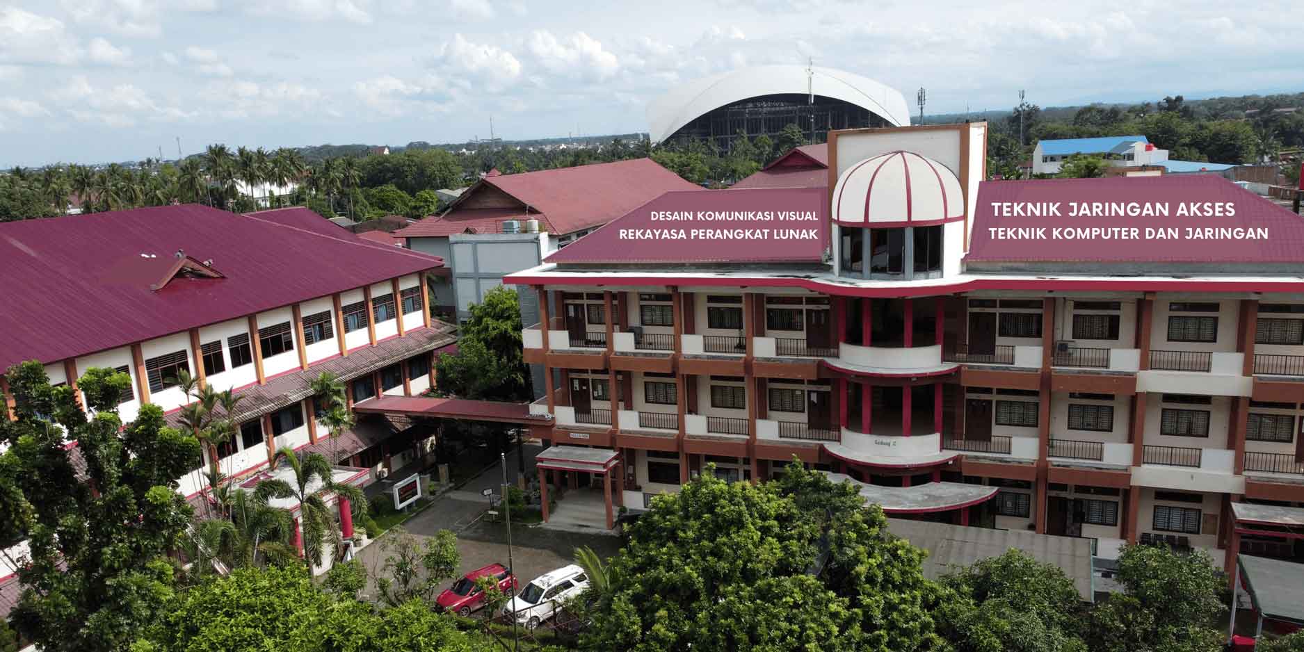 Siswa sedang belajar di laboratorium komputer dengan peralatan modern